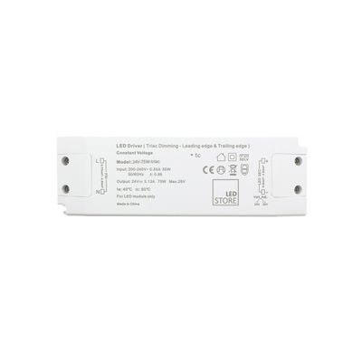 Närbild av en vit LED-styrenhet som visar specifikationer för spänning, ström och effekt; en viktig del av LED-belysningssystem.
