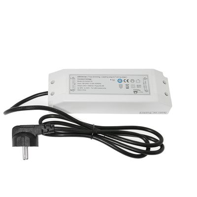 Vit rektangulär LED-styrenhet med tvåpolig stickkontakt, svart kabel och information och symboler för energieffektiv belysning.