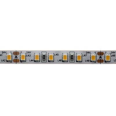 LED-list i närbild med gula och vita lysdioder, kopparkontakter och tvärsnittsmarkeringar för belysningsapplikationer.