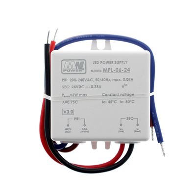 LED-styrenhet för belysning, röd, svart och blå kabel ansluten, specifikationer markerade, strömförsörjning för armatur.