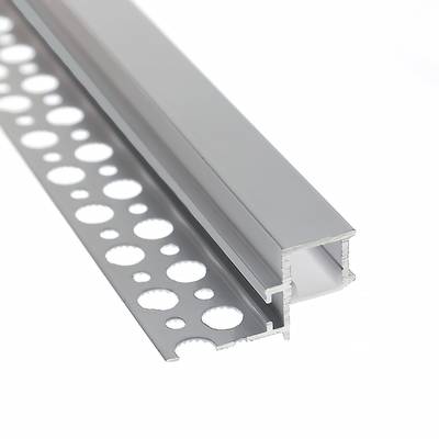 Modern stämningsbelysning i sovrummet, LED-remsor bakom en skiljevägg i trä, mjuk belysning vid nattduksbordet