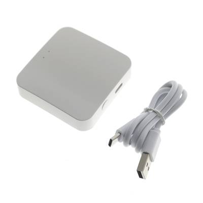 Kompakt LED-kontroller i vitt hölje, medföljande USB-laddningskabel; stöder micro-USB- och USB-A-anslutningar