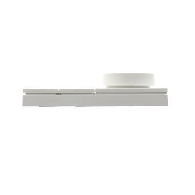 Sidovy av en modern vit LED-lampa med platt botten och rund ljusreflektor, mot vit bakgrund.