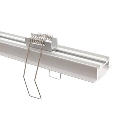 Vit LED-profil i aluminium med fjäderbelastade fästklämmor för LED-belysning.