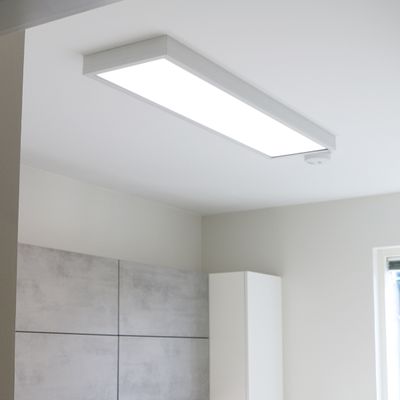 Modern rektangulär LED-taklampa i ett minimalistiskt rum med ljusgrå vägg och fönster. Energieffektiv belysning med en butiksfunktion.