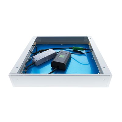 Fyrkantigt elektroniskt hölje med två anslutna svarta och grå enheter på en blå bakgrund med LED-upplyst butiksdisplay.