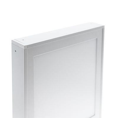 LED-panelarmatur med en minimalistisk design som framhäver den eleganta ramen och den moderna estetiken mot en vit bakgrund.