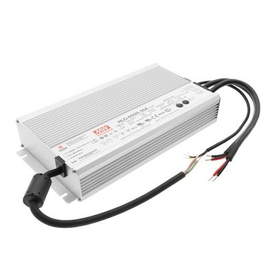 Rektangulär silverfärgad LED-strömförsörjning med räfflad design, markör och flerfärgade kablar som sträcker sig från ena änden för belysningslösningar.