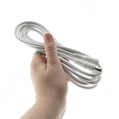 Alternativ text: handtvinnade vita nätsladdar med stickpropp på svart bakgrund, som representerar anslutningen av LED-belysningsrörelsen.
