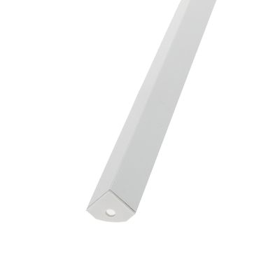 Triangulär aluminiumprofil, vit yta, cirkulärt hål i ena änden, vinklad vy av monteringsfäste för LED-ljusband.