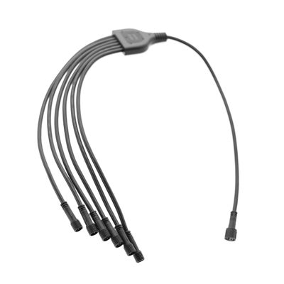Svart femvägs LED-distributionskabel med DC-utgångar; idealisk för högeffektiva belysningsinstallationer. Design med en ingång och fem utgångar för ökad mångsidighet.
