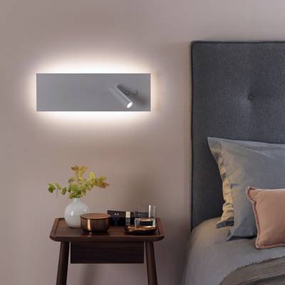 En minimalistisk rektangulär vägglampa som lyser mjukt mot en slät vit bakgrund, en snygg LED-armatur för modern inredning och effektiv belysning.