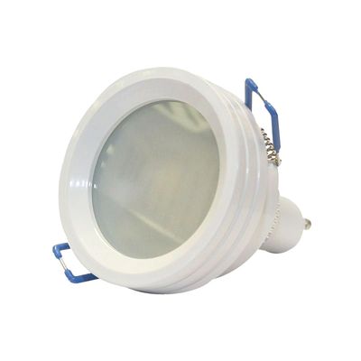 Rund vit infälld LED-taklampa med frostad lins och blå monteringsfästen, perfekt för moderna interiörer. Energieffektiv belysningslösning.
