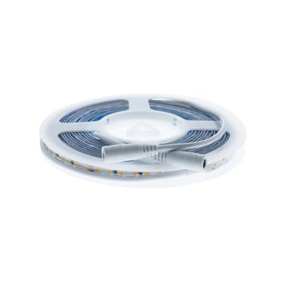 LED-ljusremsa med vit spole med kontakter, perfekt för anpassningsbara belysningslösningar. Energieffektiv och perfekt för ett brett spektrum av belysningsbehov.
