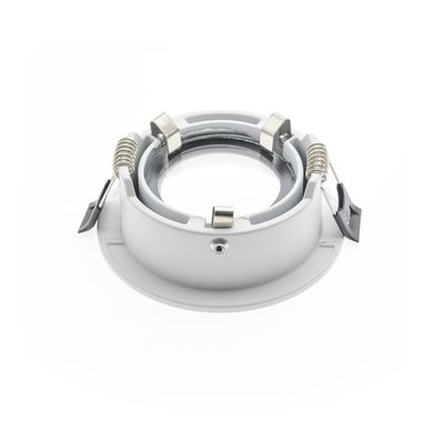 Alternative text: "Toppbild av en vit infälld LED-downlight med 3 metallfjäderklämmor och en cirkulär öppning i mitten för belysning av hem eller företag.