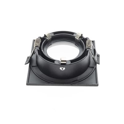 Svart fyrkantig infälld spotlight med metallfjädrar mot en vit bakgrund, perfekt för moderna LED-belysningsinstallationer.