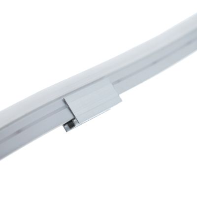 Närbild på en modern LED-armatur med en elegant böjd metallskena, perfekt för att förbättra belysningslösningarna i hemmet eller på kontoret.