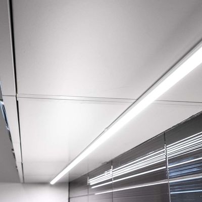 Modernt tak med linjär LED-belysning och reflekterande silverpaneler, som visar upp modern design i energieffektiv belysning.