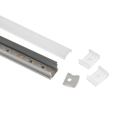 LED-listarmatur med aluminiumhölje, kupa och två monteringsclips på vit sockel för energieffektiva belysningslösningar.