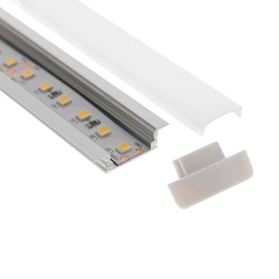 LED-listarmatur i aluminiumkanal med frostat lock och gavel, ger en modern belysningslösning som är idealisk för accentbelysning.