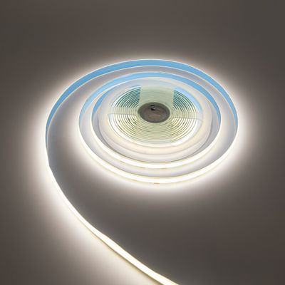 Varmt lysande spiralformade LED-ljusband på en plan yta, en energieffektiv belysningslösning för hem och kommersiella utrymmen.