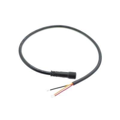 Närbild av svart kabel med röda, gula och svarta ledningar för installation av LED-belysning.
