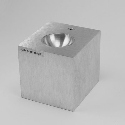 Modern väggmonterad LED-armatur i metall, minimalistisk design, koniskt infällt fäste, 2x3W, 3000K varmvit.