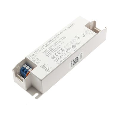 Närbild av en rektangulär vit LED-strömstyrenhet med kontakter, märkt text och symboler för att förbättra LED-belysningens energieffektivitet.
