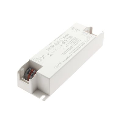 Vitt rektangulärt elektroniskt förkopplingsdon med tryckt text och symboler, med kontakter i ena änden för LED-belysningsapplikationer.