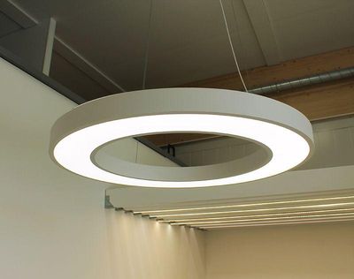 Modern rund LED-armatur för tak med elegant design och mjukt sken; perfekt för att skapa en modern stil och energieffektiv belysning.