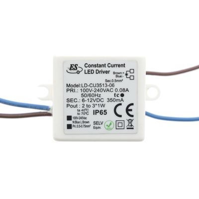 Alternativ text: Vit LED-styrenhet med konstant ström LD-CU3513-06 med synliga ledningar och certifieringssymboler, perfekt för LED-belysningslösningar.