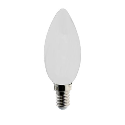 Ljusformad LED-lampa med silverfärgad skruvsockel mot vit bakgrund, perfekt för energieffektiva belysningslösningar.
