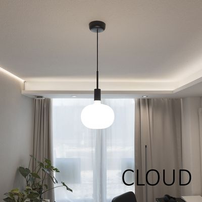 Ett modernt rum med globhängande LED-lampa, gardiner, krukväxter och väggdekorationen "CLOUD" för elegant belysning.