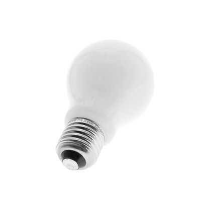 Klassisk vit glödlampa med slät skruvsockel med slät vit bakgrund för LED-belysning.