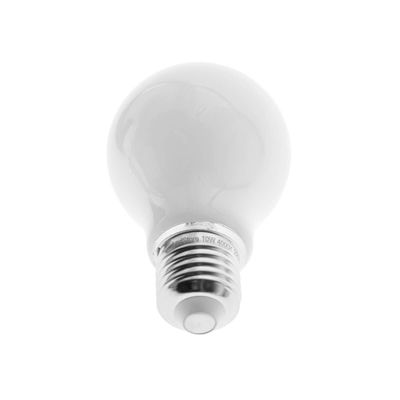 Rund vit LED-lampa med silverfärgad skruvsockel mot en vit bakgrund, perfekt för energieffektiva belysningslösningar.