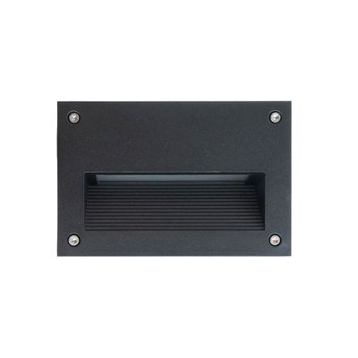 Alternativ text: svart rektangulär infälld LED-vägglampa med räfflad design och fyra hörnskruvar, perfekt för moderna belysningslösningar.