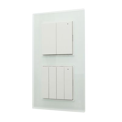 Dubbel strömbrytare med elegant design på vit bakgrund, minimalistisk stil, perfekt för moderna interiörer. Uppgradera enkelt din belysningskontroll.