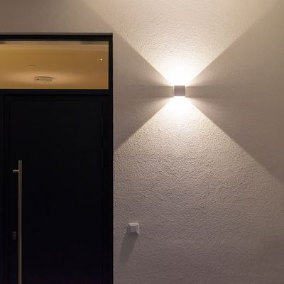 FUNK vägglampa som lyser på en yttervägg.