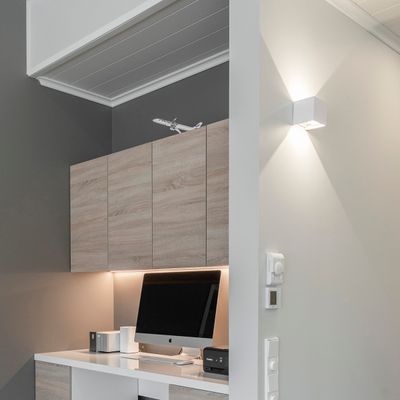 FUNK vägglampa som lyser upp på väggen.