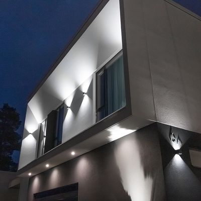 Flera FUNK-vägglampor som lyser upp på väggen.