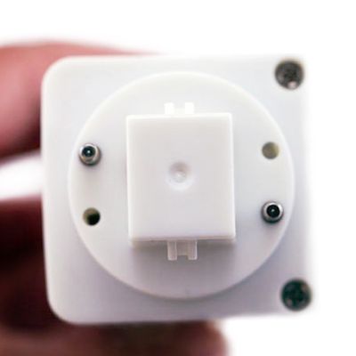 Närbild av en hand som håller i en skruvmonterad LED-modulkomponent, vilket framhäver detaljer och hantverkskunnande. Perfekt för energieffektiva belysningslösningar.