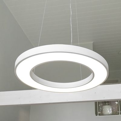 En modern cirkulär LED-pendelarmatur som lyser upp taket i ett minimalistiskt rum och visar upp elegant design och energieffektiva belysningslösningar.