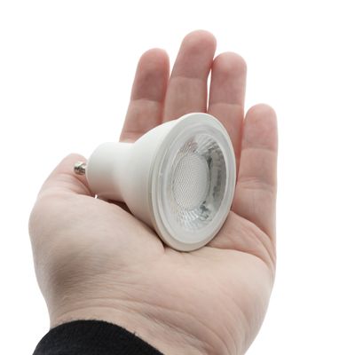 Handhållen liten rund LED-lampa med vit bakgrund som belyser energieffektiva belysningslösningar från vår LED-butik.