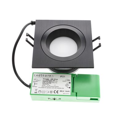 Svart fyrkantig infälld LED-downlight med grönt LED-drivdon på vit bakgrund - Energieffektiv belysningslösning