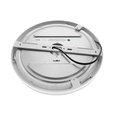 Bakifrån syns en rund LED-taklampa med metallbas och svart kabel, perfekt för moderna belysningslösningar i hemmet.