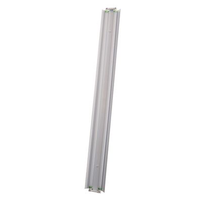 Elegant rektangulär LED-armatur med en tunn metallisk design, perfekt för moderna utrymmen. Energieffektiv belysning med en ren vit bakgrund.
