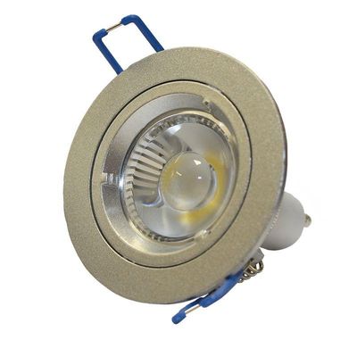Närbild på en silverfärgad infälld LED-strålkastarlampa med sockel och blå hållare, perfekt för energieffektiva belysningslösningar.