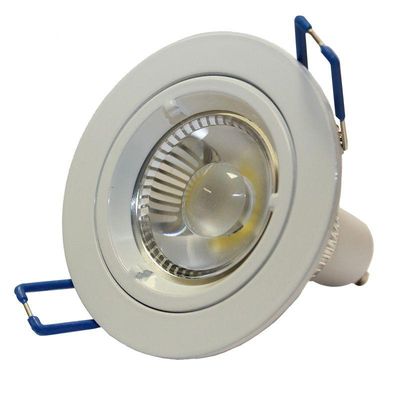 Takmonterad LED-armatur med vitt armaturhus och blå hållare, perfekt för moderna interiörer. Energieffektiv och elegant belysningslösning.