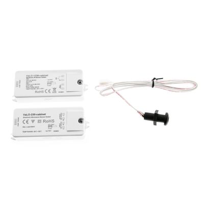 Närbild av två vita LED-styrmoduler och en svart tryckknappsbrytare med kablage mot en vit bakgrund för förbättrade belysningslösningar.