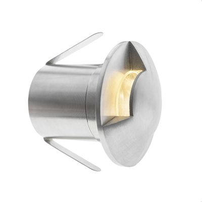 Närbild av en modern cirkulär infälld LED-armatur med metallfinish och sidoskorstenar, perfekt för moderna belysningslösningar.